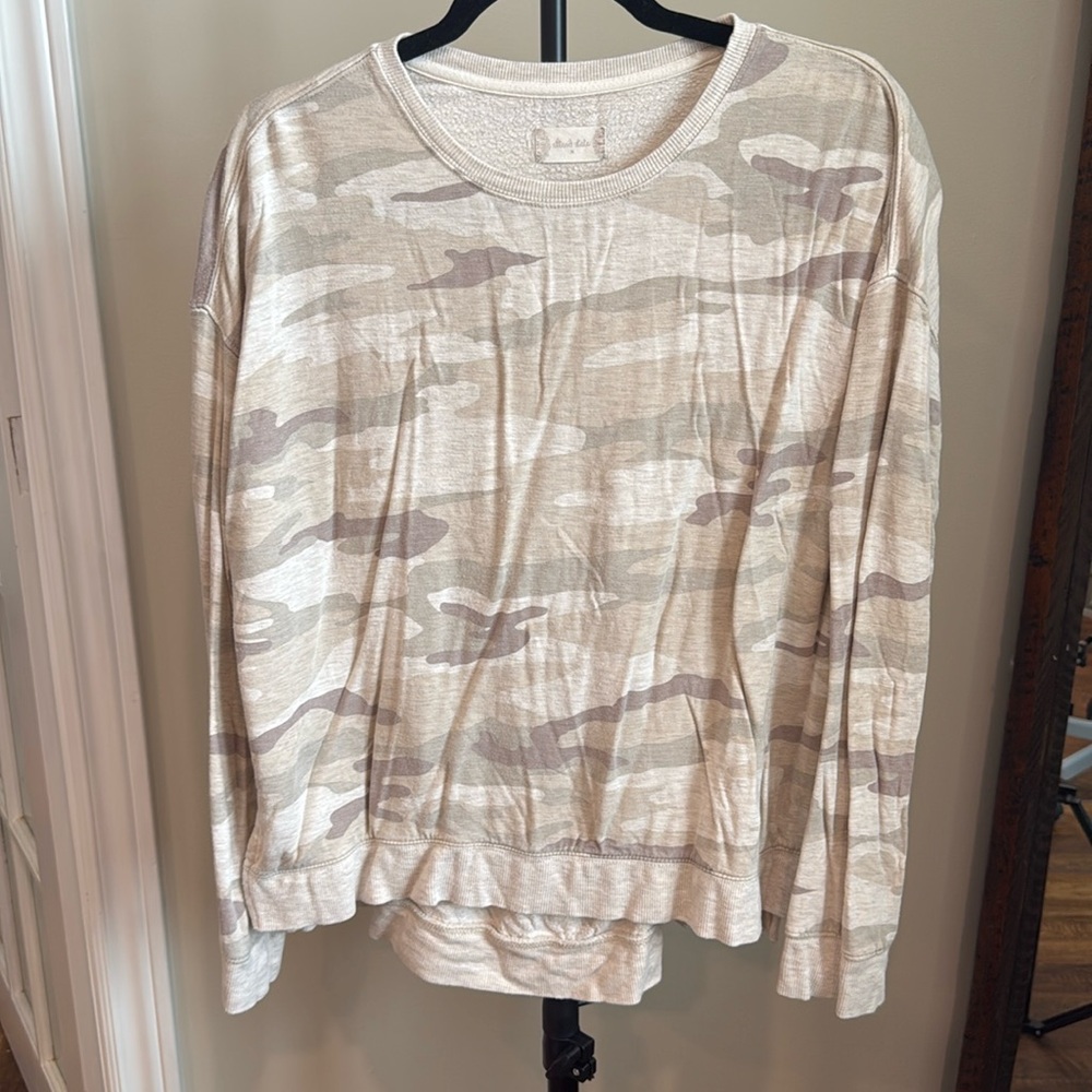 Altar’d state camo crew neck
Size medium 
Good condition